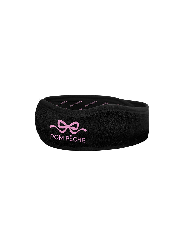 Tennis look featuring a black patella support strap with bow print. 